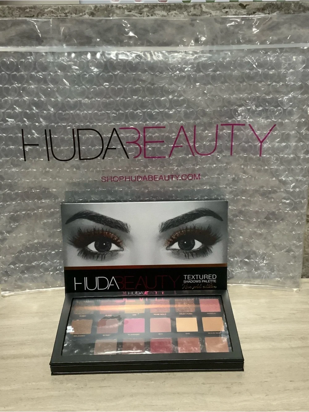 Huda  beauty textured eyeshadow palette new
